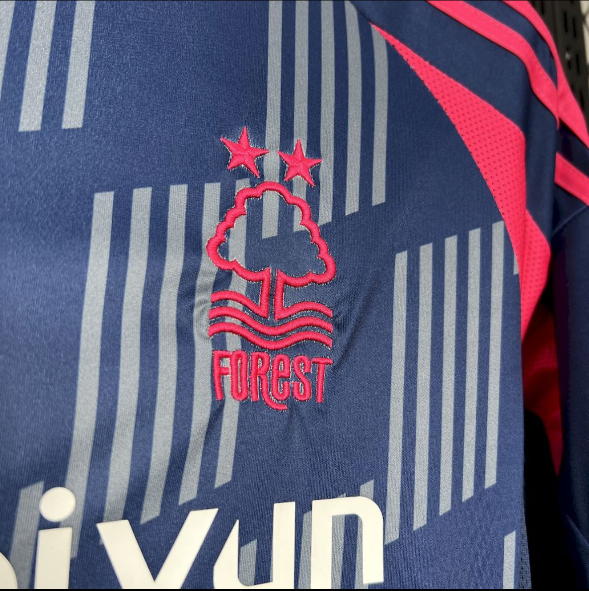 Nottingham Forest 2025 extérieur